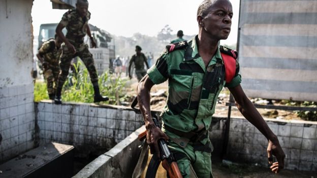 Um soldado gabonês corre para tomar a posição como suportes do protesto de Jean Ping do líder de oposição